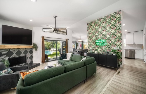 Central Corals Villa | The Jungle House - Designer Pool Home w/Tanning Ledge + Tiki Cabana + Pool Table