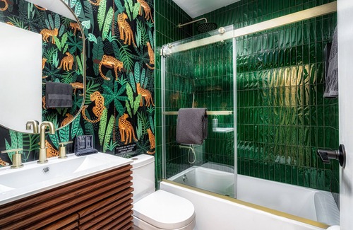 Central Corals Villa | The Jungle House - Designer Pool Home w/Tanning Ledge + Tiki Cabana + Pool Table