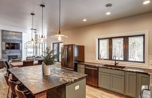 Deadwood Casa | The Juniper - Hot tub, gas fire table, paved roads, ride to ATV trails