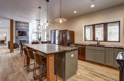 Deadwood Casa | The Juniper - Hot tub, gas fire table, paved roads, ride to ATV trails