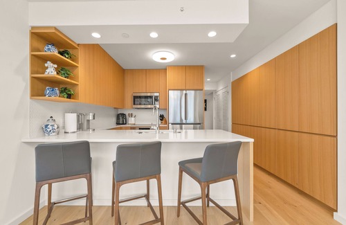 Ala Moana Casa | The Kapiolani Vista | Skyline Views, Pool, Gym | Walk to Beach & Ala Moana