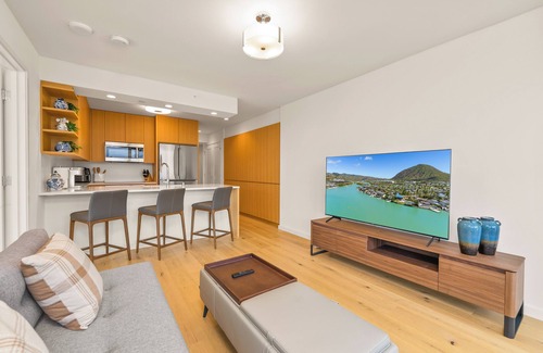 Ala Moana Casa | The Kapiolani Vista | Skyline Views, Pool, Gym | Walk to Beach & Ala Moana