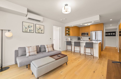 Ala Moana Casa | The Kapiolani Vista | Skyline Views, Pool, Gym | Walk to Beach & Ala Moana