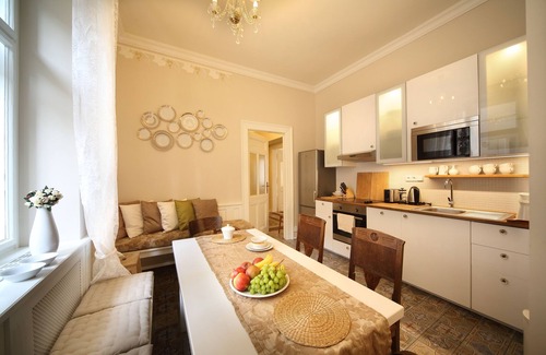Prague 1 Apartamento | The Karoline: encanto del viejo mundo en una belleza de 3 dormitorios y 2 baños junto al puente de Carlos