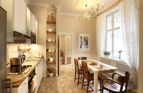 Prague 1 Apartamento | The Karoline: encanto del viejo mundo en una belleza de 3 dormitorios y 2 baños junto al puente de Carlos