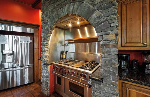 Sevierville Cabina | The King Of The Mountain-Breathtaking Views, 6617 Sq. Ft. Theater Room, Pool!