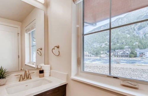 Georgetown Casa | The Kingfisher / Lakeside Living / Skiing & Hiking