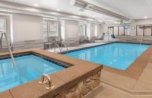 Georgetown Casa | The Kingfisher / Lakeside Living / Skiing & Hiking