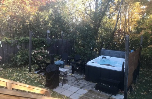 Kingsclear Casa | The King’s Hideaway, hot tub/pizza oven/walking trail/pet friendly/ski Crabbe.