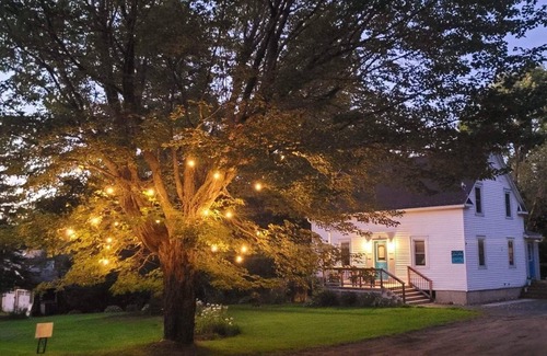 Kingsclear Casa | The King’s Hideaway, hot tub/pizza oven/walking trail/pet friendly/ski Crabbe.