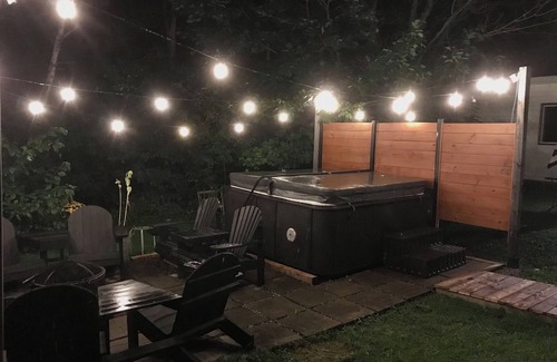 Kingsclear Casa | The King’s Hideaway, hot tub/pizza oven/walking trail/pet friendly/ski Crabbe.