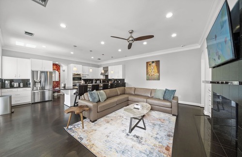 Greenway Plaza-Upper Kirby Casa | The Kirby Retreat–Luxe Stay w/ Heated Pool, King Size Beds, Garage & Games