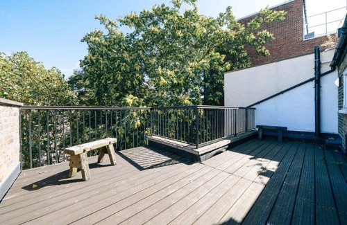 Kensington Apartamento | The Knaresborough - Stylish Studio with Balcony