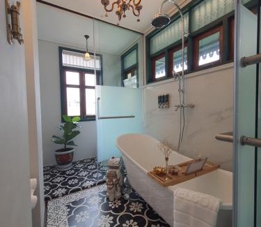 San Chao Pho Suea Casa | The Knight House Bangkok