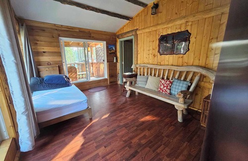 Hinton Cabina | The Knotty Pine Loft