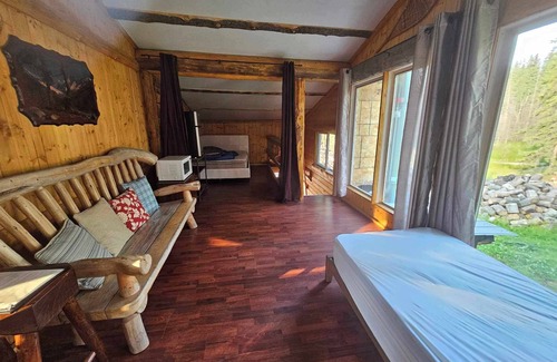 Hinton Cabina | The Knotty Pine Loft