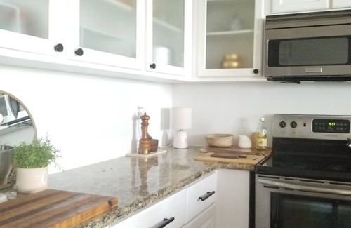 Rampart Village Condominio | The Koreatown Condo with Porch