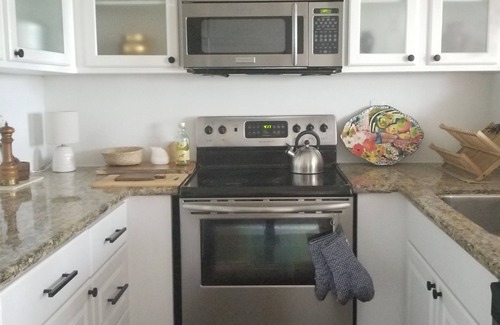 Rampart Village Condominio | The Koreatown Condo with Porch