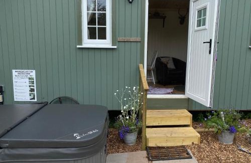 Upper Hulme Cabina | The Laburnum Retreat Shepherd Hut private hot Tub