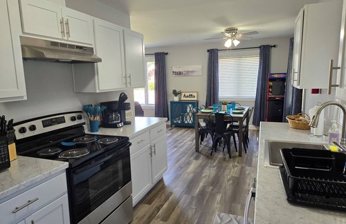 Ottawa Casa | The Lafayette Lounger Unit A, King Bed, Arcade Games, close to downtown