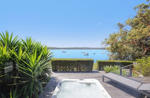 Gwandalan Casa | The Lake Escape - Waterfront w/ Hot tub & Kayaks