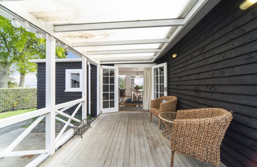 Waitetoko Casa | The Lake House Garden - Waitetoko Holiday Home