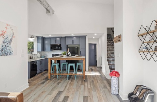 Somerville Cabaña | The Lake House, Pond, 3 Min to Lake, Pets Ok