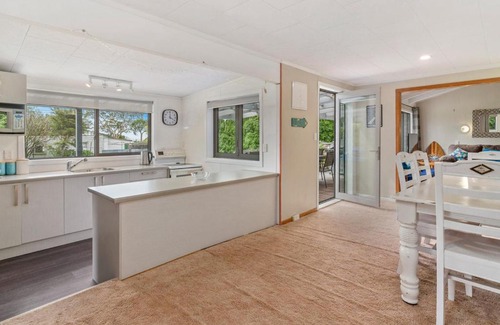 Motuoapa Casa | The Lake House - Taupo Holiday Home