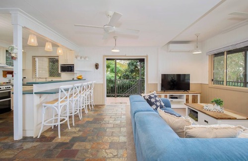 Tuggerawong Casa | The Lake House Waterfront Haven with Granny Flat