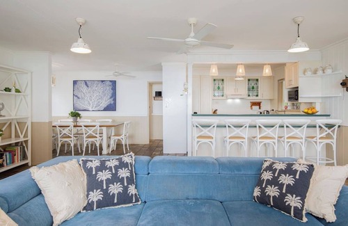 Tuggerawong Casa | The Lake House Waterfront Haven with Granny Flat