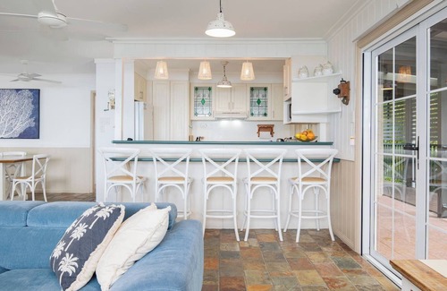 Tuggerawong Casa | The Lake House Waterfront Haven with Granny Flat