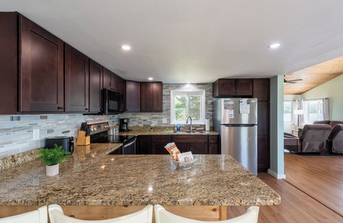 Pocono Lake Casa | The Lake Life by AvantStay | Lakefront + View + Hot Tub
