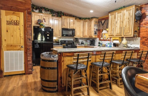 Bullard Casa | The Lakeside Lodge On 3 Acres - Sleeps 20 - 1 Minute Walk to Lake - Pet Friendly