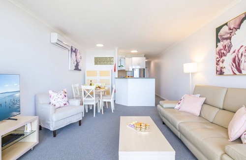 Nelson Bay Apartamento | The Landmark unit 405 Resort style, spectacular water views, lift, linen, pool, games room, port-a-cot and highchair.