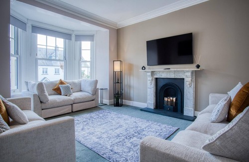 Saundersfoot Casa | The Lanterns - 9 Bedroom - Sleeps 17 - Saundersfoot Village Centre
