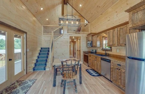 Dickson County Cabina | ~The Laramie~ 2-bedroom, 2 bath Log cabin near Charlotte rustic but comfortable