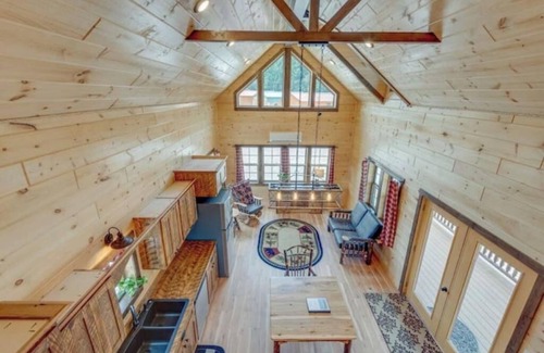 Dickson County Cabina | ~The Laramie~ 2-bedroom, 2 bath Log cabin near Charlotte rustic but comfortable