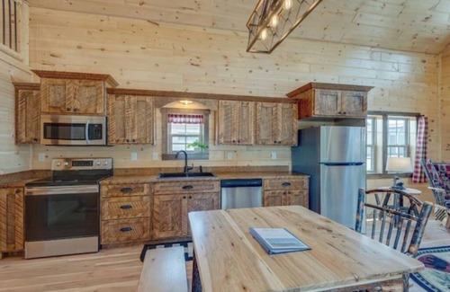 Dickson County Cabina | ~The Laramie~ 2-bedroom, 2 bath Log cabin near Charlotte rustic but comfortable