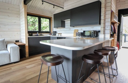 Farndon Cabaña | THE LARCH HOUSE, pet friendly, luxury holiday cottage in Farndon