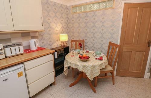 St. Fagans Cabaña | THE LAURELS FLAT, romantic, country holiday cottage in St Fagans