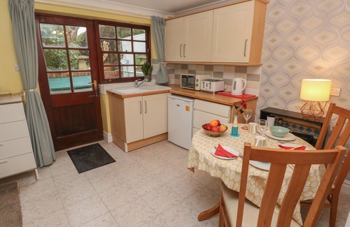 St. Fagans Cabaña | THE LAURELS FLAT, romantic, country holiday cottage in St Fagans