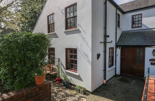 St. Fagans Cabaña | THE LAURELS FLAT, romantic, country holiday cottage in St Fagans