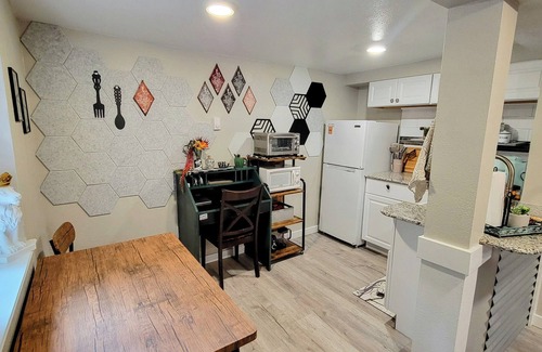 Cascade Cabaña | The Lazy Cottage at the base of Pikes Peak w/private hot tub