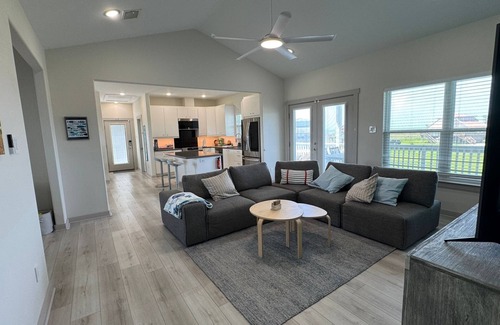 Matagorda Casa | New modern 3-bedroom house in walking distance to Matagorda Beach, Pet friendly
