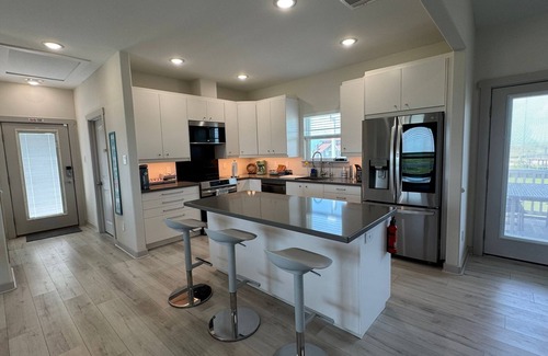 Matagorda Casa | New modern 3-bedroom house in walking distance to Matagorda Beach, Pet friendly