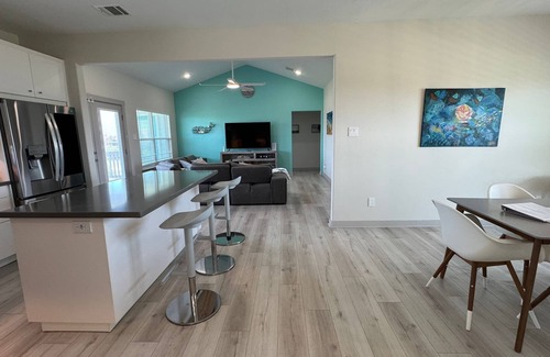 Matagorda Casa | New modern 3-bedroom house in walking distance to Matagorda Beach, Pet friendly