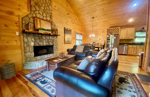 Blue Ridge Cabina | The Lazy Laurel - A secluded getaway with mountain views and waterfall sounds