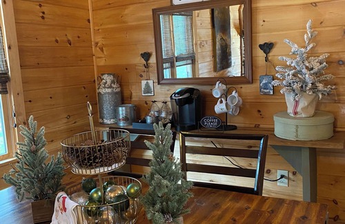 Blue Ridge Cabina | The Lazy Laurel - A secluded getaway with mountain views and waterfall sounds
