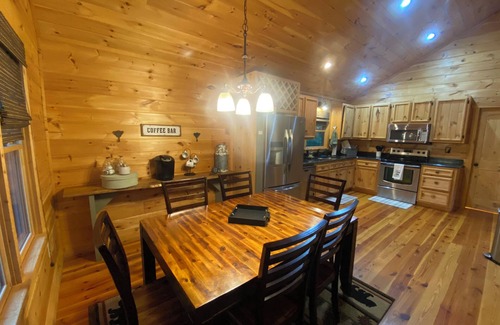 Blue Ridge Cabina | The Lazy Laurel - A secluded getaway with mountain views and waterfall sounds