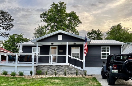 Rutledge Cabaña | The Lazy Lure 3 bedroom with lake views